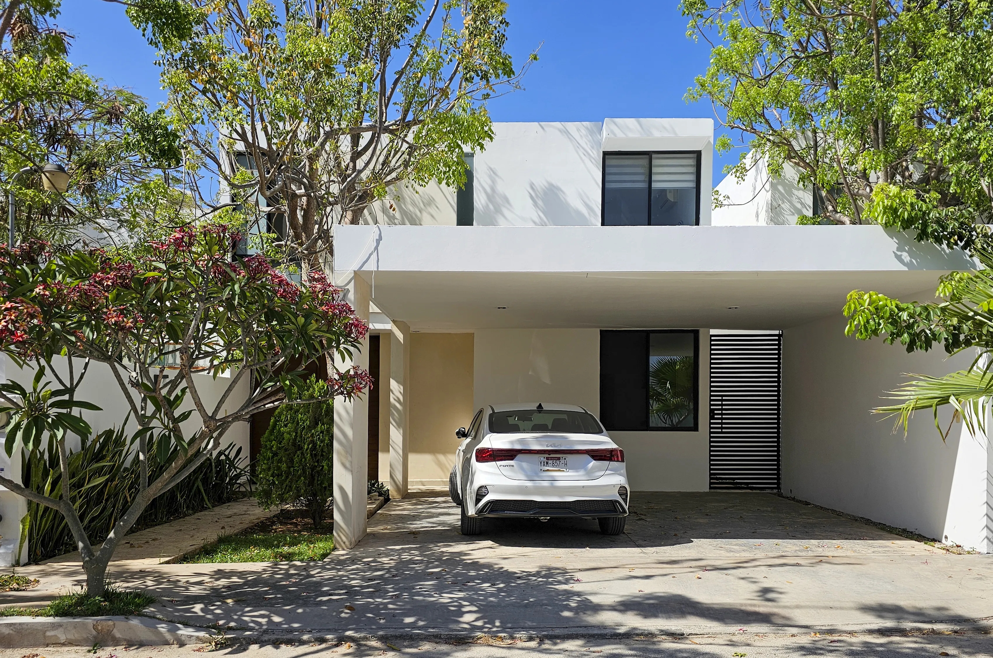 CASA EN VENTA UBICADA EN REAL MONTEJO CON TRES RECAMARAS, COCHERA TECHADA Y ALBERCA .webp